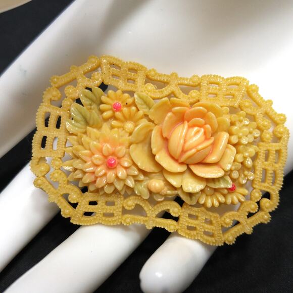 Vintage Celluloid Openwork Flower Brooch, Occupied Japan, 1940s - Picture 2 of 10